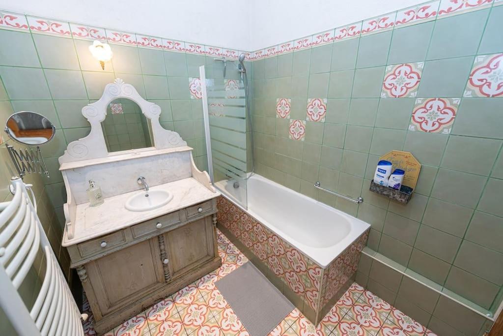 Anna-Maria : Grand Appartement 10 Personnes+Parking Prive -Actif+ Location- マルセイユ エクステリア 写真